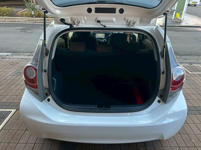 シートを倒すことで広々空間で大きな荷物も収納可能になろトランクです。【アクア】